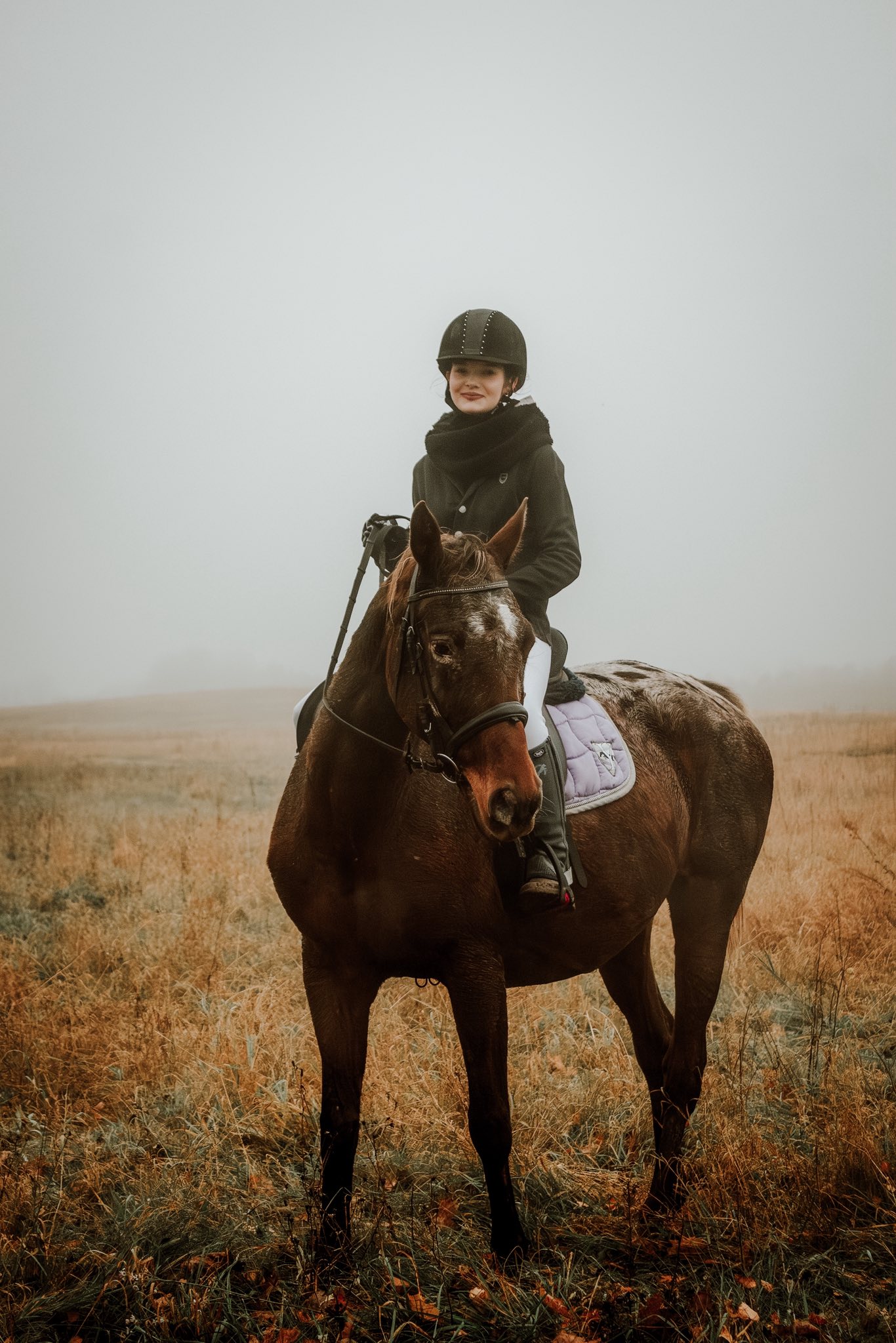 Jeźdźczyni na koniu we mgle