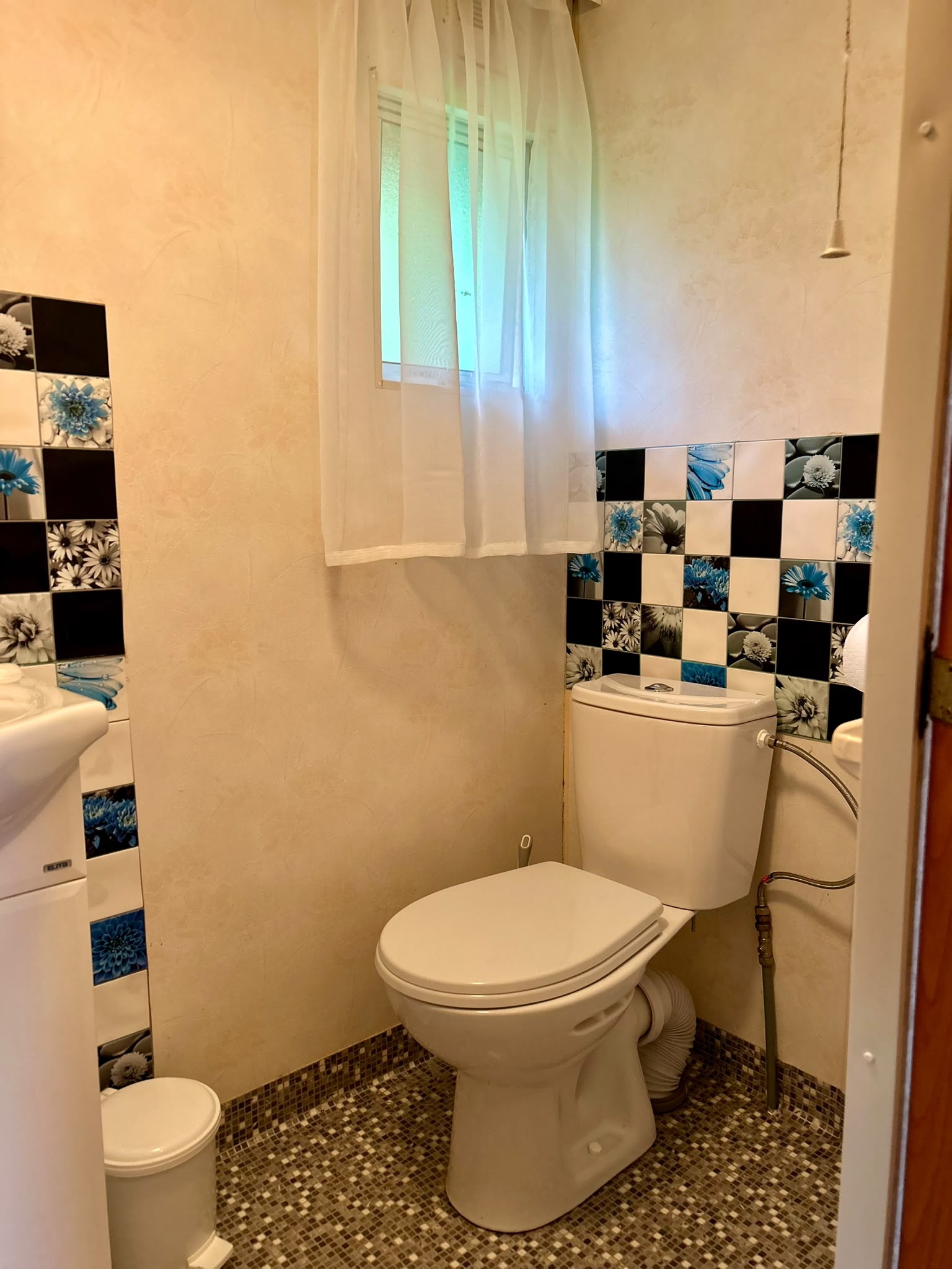 Domek Biały — łazienka z WC i umywalką